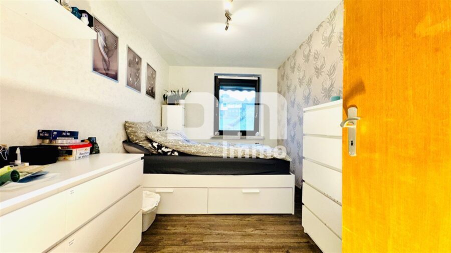 Umfangreich teilsaniertes Dreifamilienhaus mit Garage + PV Anlage und großem Garten - WE2 OG Kinderzimmer